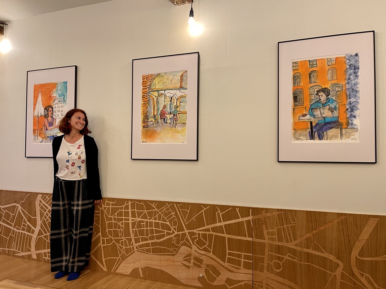 L'artiste Donna Consavlo qui pose devant ses peintures